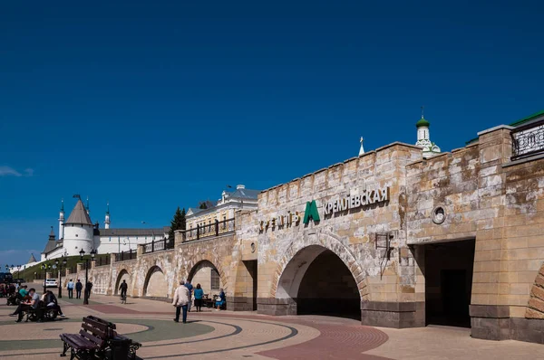 古代の要塞の壁としてのファサード 地下通路の駅の入り口 カザン タタールスタン共和国 — ストック写真