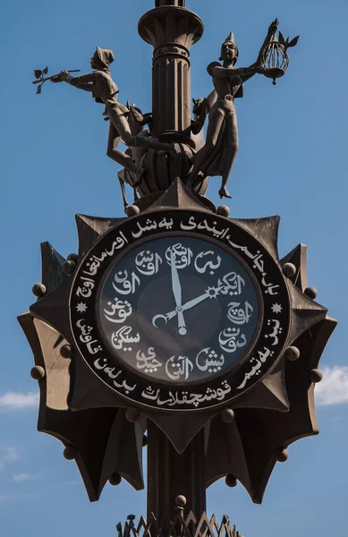花山のバウマン通りの始まりに時計とブロンズ組成物 — ストック写真