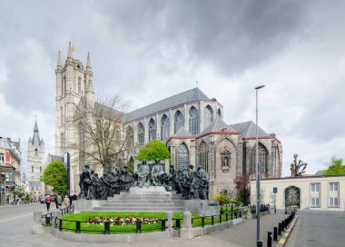 J Van Eyck Meydanı 'ndan Saint Bavo Katedrali Gent, Belçika' da gotik bir katedraldir.