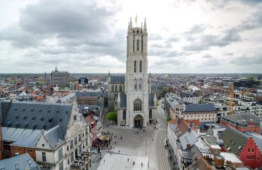 Saint Bavo Katedrali 'nin batı cephesi Gent, Belçika' da gotik bir katedraldir.