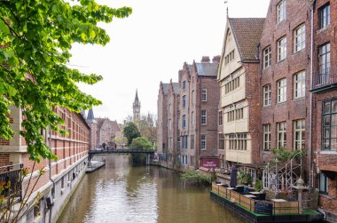GHENT, BELGIUM - 16 Nisan 2017: tarihi şehir Gent 'teki kanal ve kule manzarası. Belçika