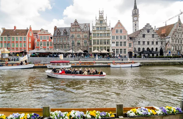 GHENT, BELGIUM - 16 Nisan 2017: Graslei Leie Nehri 'nin sağ kıyısında yer alan Gent, Belçika' nın tarihi şehir merkezinin en pitoresk yerlerinden biridir..