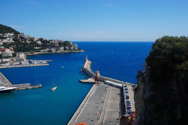 Nice Port yakınındaki bir deniz feneri görüntüleyin. Fransız Rivierası. 