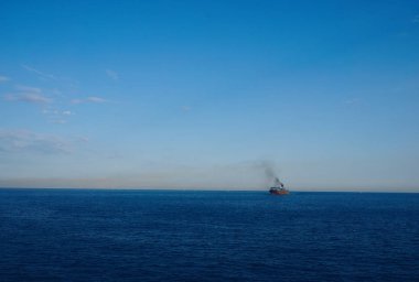 Ufukta sarı gemisi. 