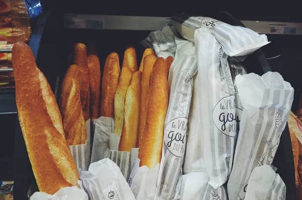 Baguete Pão Francês Prateleira Foto Foi Tirada Supermercado Regular — Fotografia de Stock