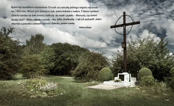 Крест Коротким Рассказом Английском Языке Память Жертвах Бывшего Немецкого Концлагеря — стоковое фото