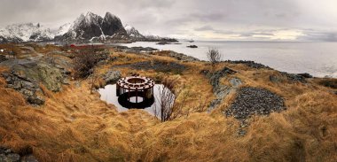 Lofoten, Norveç 'te Reine yakınlarındaki wwii topçu tabancası için tamamlanmamış daire tabanı ile terkedilmiş Alman sur