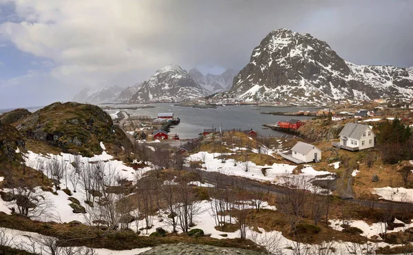 Gelecek bahar Sorvagen üzerinde Lofoten, Norveç