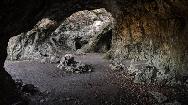 Stramberk yakınlarındaki ünlü Sipka mağarasının içinde, Çek Cumhuriyeti 'nde Neandertal bir çocuğun kemik kalıntıları bulundu.