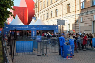 Denetim noktası içinde büyük St Dünya Kupası fan zone hayranları