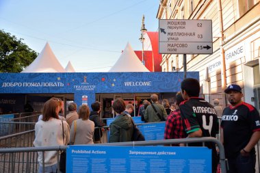 Denetim noktası içinde büyük St Dünya Kupası fan zone hayranları