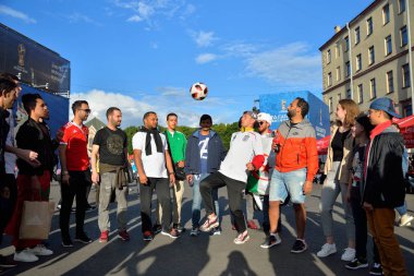 Yabancı hayranları bir futbol topu bir fan bölge üzerinde bıçak ile oynamak
