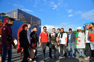 Yabancı hayranları bir futbol topu bir fan bölge üzerinde bıçak ile oynamak