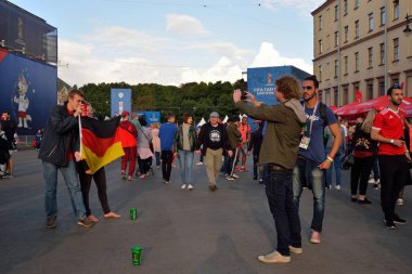 Hayranları fan bölgedeki Almanya bayrağı ile fotoğrafı bir