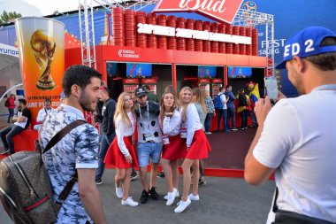 Hayranları reklam şirketi arı kızlar ile fotoğraf çekmek