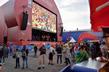 Sahne ve ahır Meydanı'nda fan bölgede büyük Tv ekranında