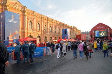 Fanlar ve th ahır Square'de fan bölgede kafede yaz