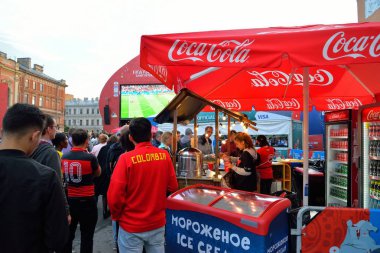 Yaz kafe ve stabl üzerinde fan bölgedeki haşlanmış mısır satışı