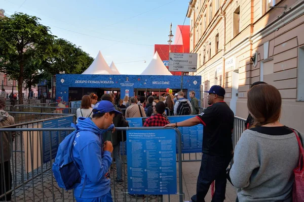 Checkpoint in the fan zone fans of the world Cup on the Great st — Stock Photo, Image