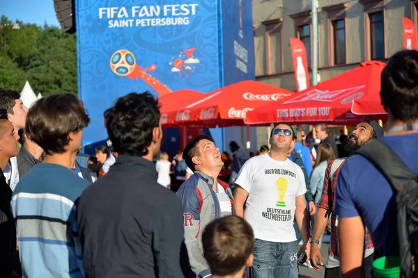 Fanoušci hrát fotbal s fan zone na náměstí stáje na th — Stock fotografie