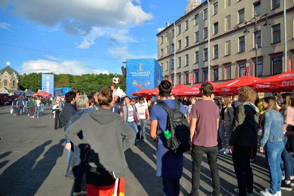 Fans play football with the fan zone at the stables square at th — Stock Photo, Image