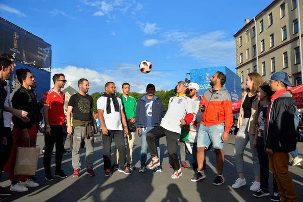 外国のファン刺しのファンゾーンでサッカー ボールで遊ぶ — ストック写真