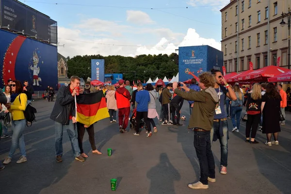 ファンゾーンでドイツのフラグとファンが撮影、 — ストック写真