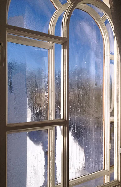 Penceredeki soğuk desen