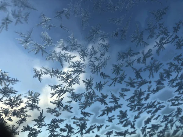 Camda buz deseni var.