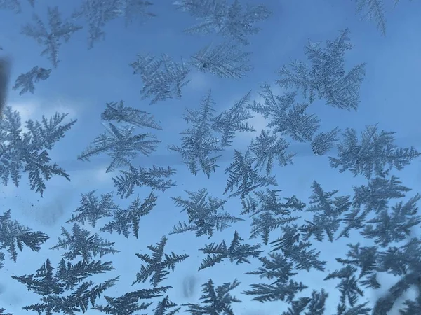 Camda buz deseni var.