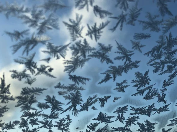 Camda buz deseni var.