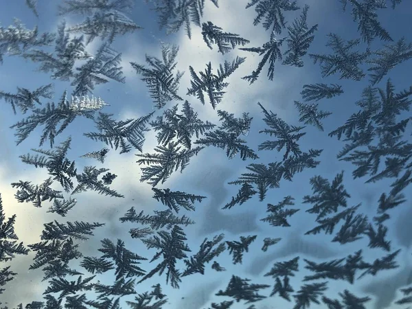 Camda buz deseni var.