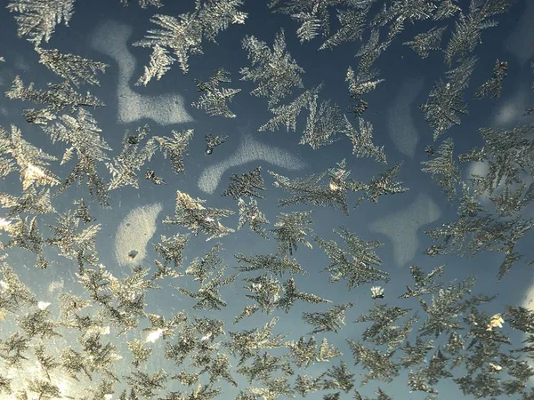 Camda buz deseni var.