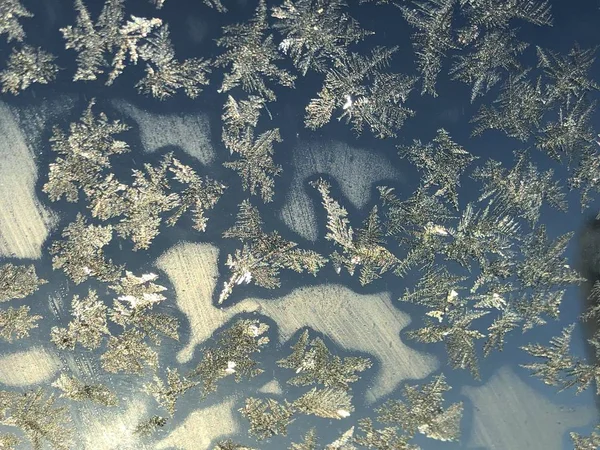 Camda buz deseni var.