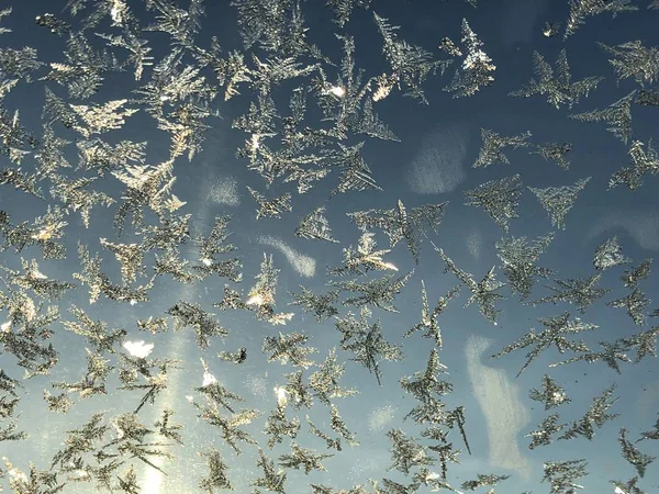 Camda buz deseni var.