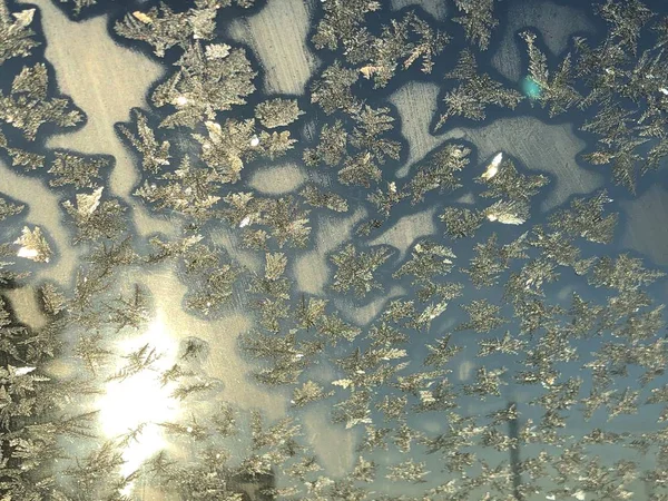 Camda buz deseni var.