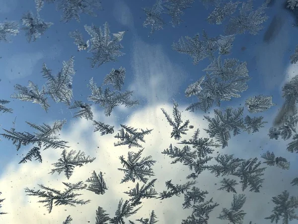 Camda buz deseni var.