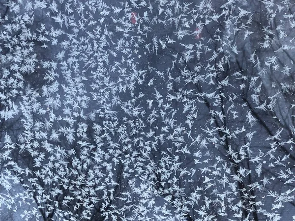 Camda buz deseni var.