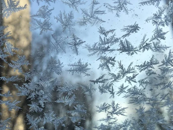 Camda buz deseni var.