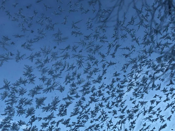 Camda buz deseni var.