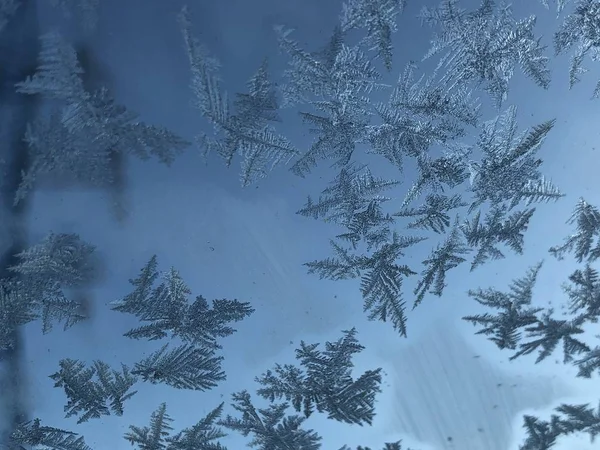 Camda buz deseni var.