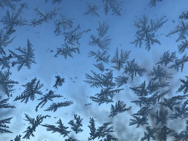 Camda buz deseni var.