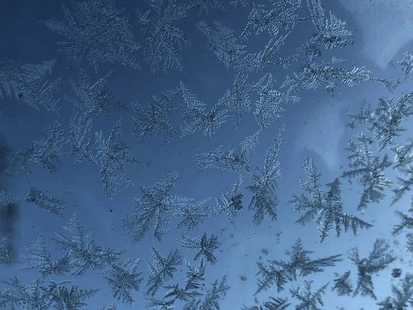 Camda buz deseni var.