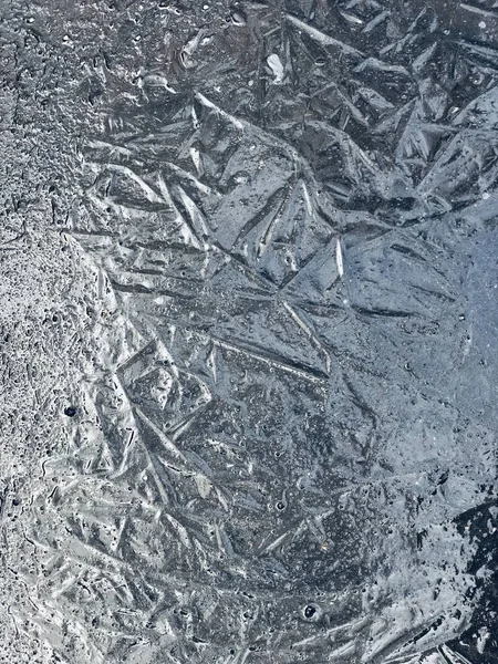 Красивая замерзшая лужа — стоковое фото