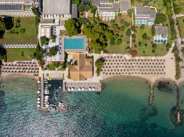 Kontokali, Korfu 'daki güzel bir sahil otelinin tepeden aşağı görüntüsü. Yunanistan 'ın İyon kıyılarında büyük bir havuz, özel iskele ve iki kumlu sahile sahip.