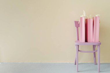 pembe alışveriş torbaları pembe sandalye üzerinde Grup