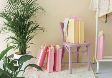 birkaç kağıt poşetler kapalı.