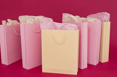 birkaç kağıt alışveriş torbaları üzerinde pembe bir arka plan görüntüsü 