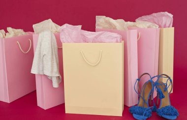 birkaç kağıt alışveriş torbaları üzerinde pembe bir arka plan görüntüsü 