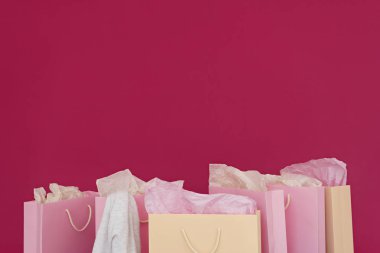 birkaç kağıt alışveriş torbaları üzerinde pembe bir arka plan görüntüsü 